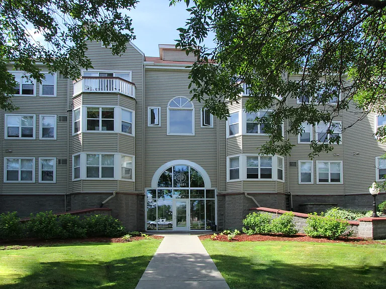 Claremont Apartments — Photo 34