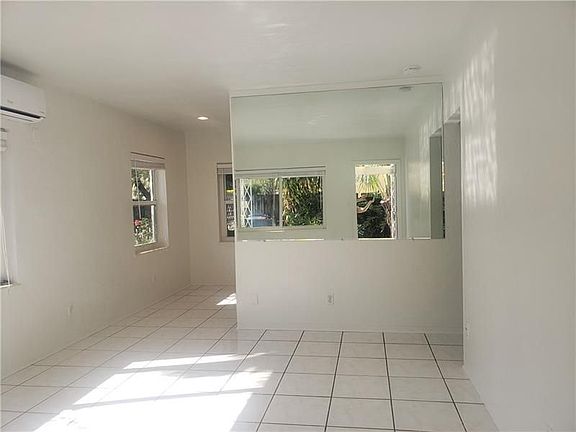 2nd image of 1109 NE 1st St APT 1