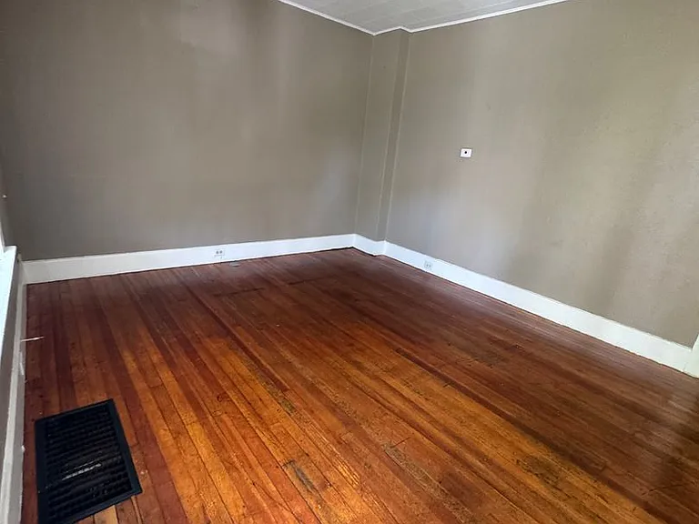 1010 Elm St — Photo 2
