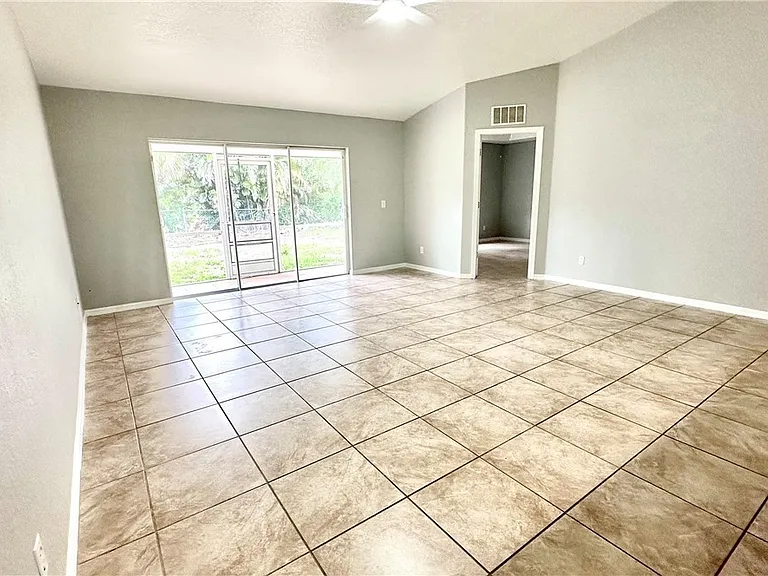 213 SE 24th Ave — Photo 3