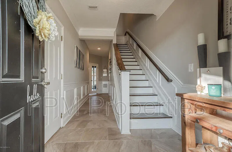 3 bed, 4.0 bath, 2142 sqft, $2,300 — Photo 2