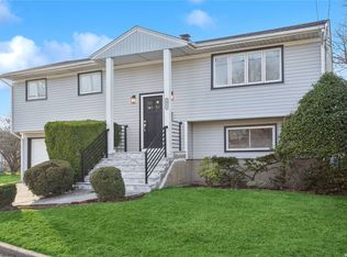 2968 Stevens St, Oceanside, NY 11572