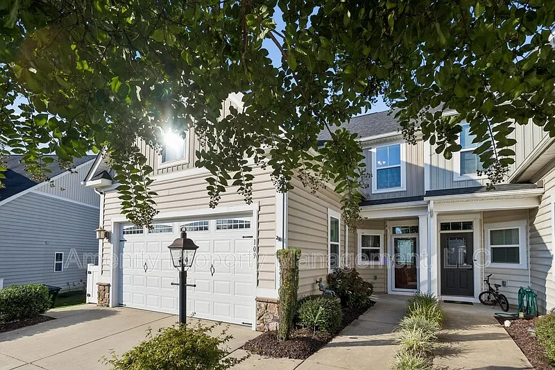 3 bed, 2.5 bath, 1831 sqft, $2,800 — Photo 2