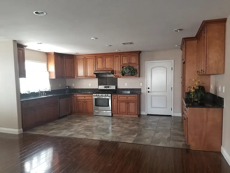 6361 Lemon Ave — Photo 4