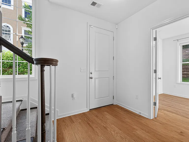 60 Roosevelt Dr — Photo 6