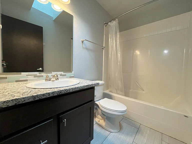 Charming SE Bungalow 3 Bed 2 Bathroom with Washer & Dryer — Photo 18