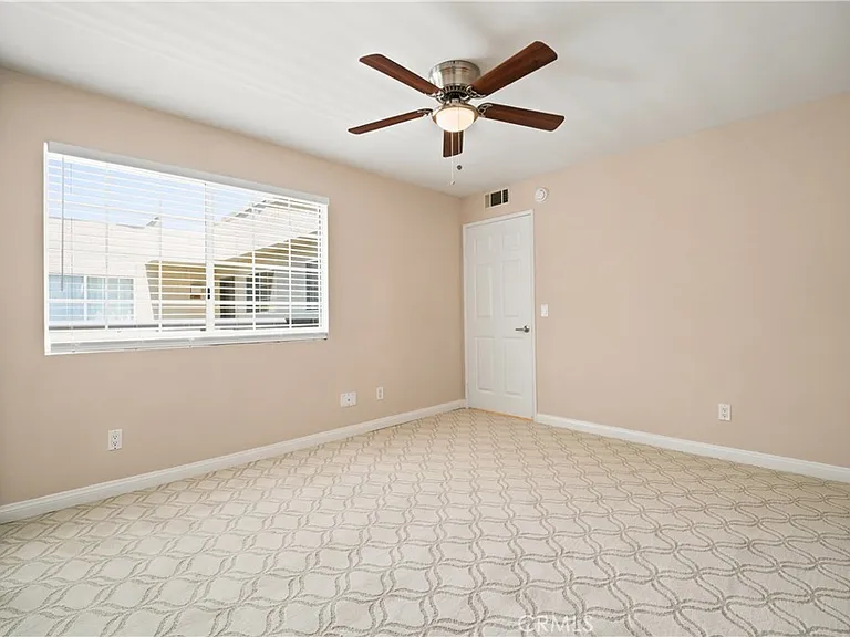 5540 Owensmouth Ave #306 — Photo 22