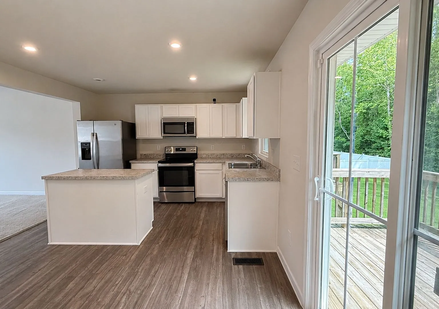 Charming 3-Bedroom Suffolk Home with Garage & Deck — Photo 4