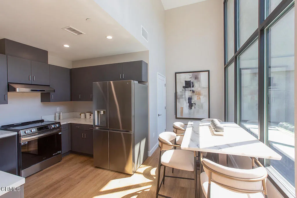 3 bed, 3.5 bath, 1653 sqft, $5,545 — Photo 3