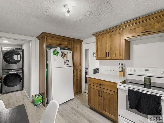 4th image of 218 Bonham St
