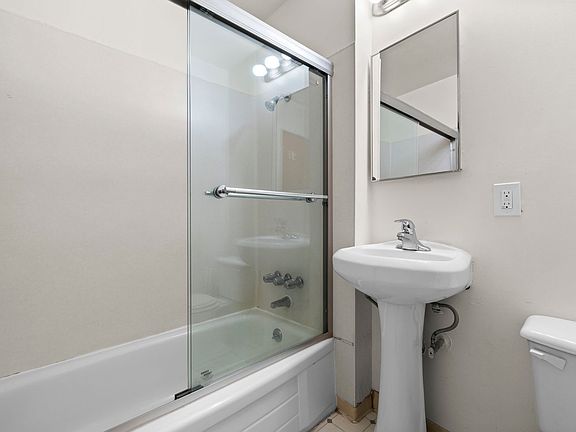 5th image of 2540 Benvenue Ave #207