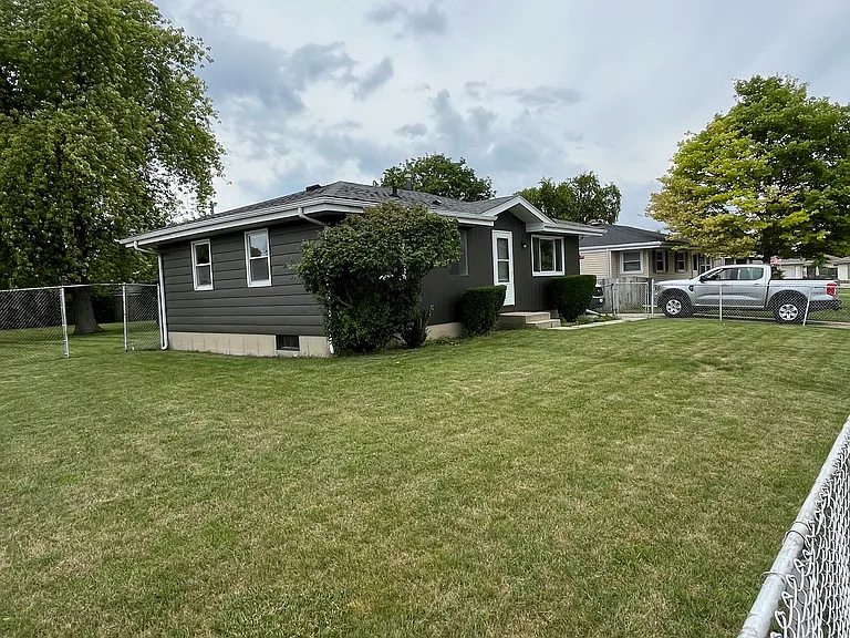 5705 66th Pl — Photo 2