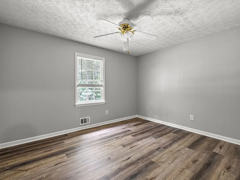 135 Firethorn Ln — Photo 13