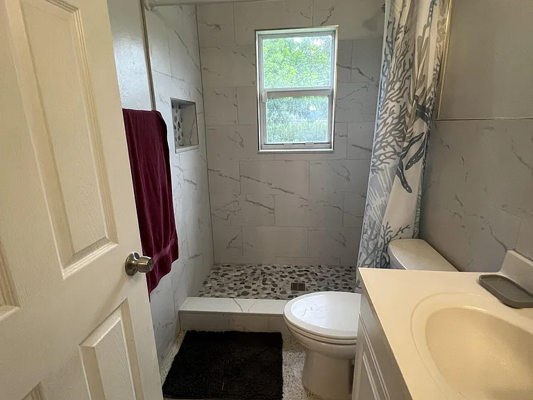 1622 NE Maureen Ct — Photo 8