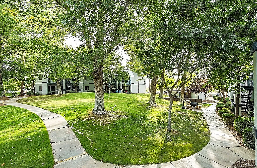 Highland Woods Apartments — Photo 1