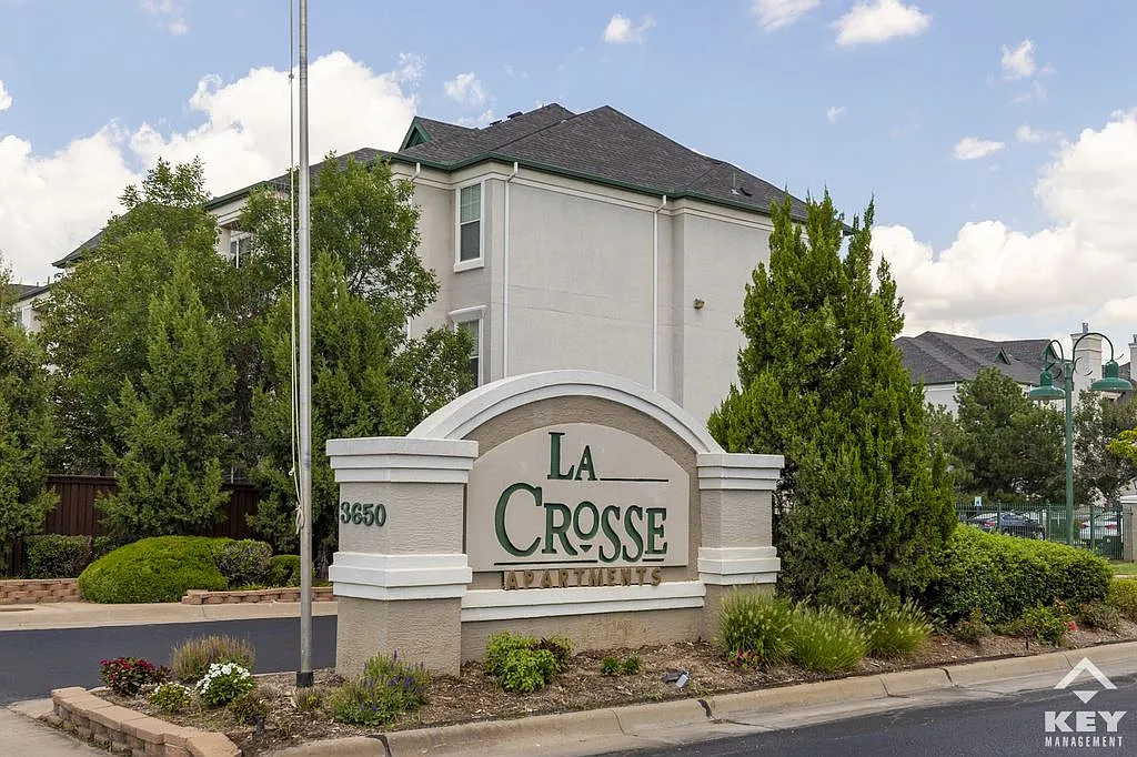 La Crosse Apartments — Photo 1