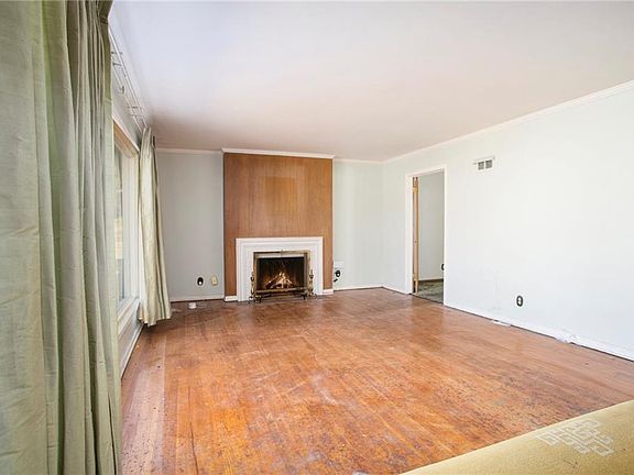 5th image of 427 E 78th Ter