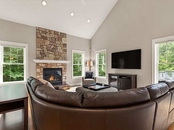 5th image of 43 Winterberry Ln