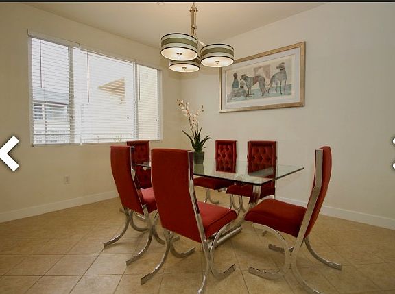 Large dining rm,seat 6 or 8