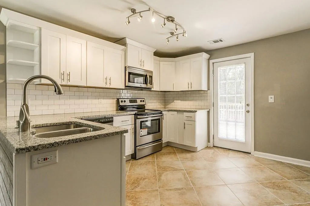 3 bed, 1334 sqft, $2,350 — Photo 3