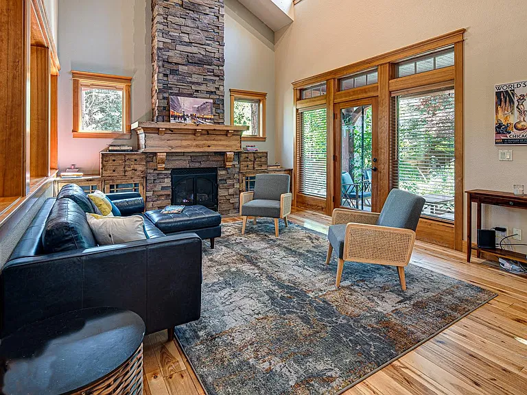2601 NW Crossing Dr — Photo 3