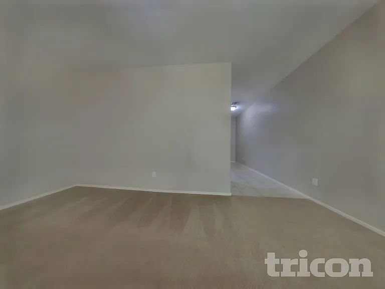 29300 W Clarendon Ave — Photo 2