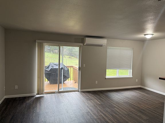 4th image of 1480 SE Cole Rd APT C