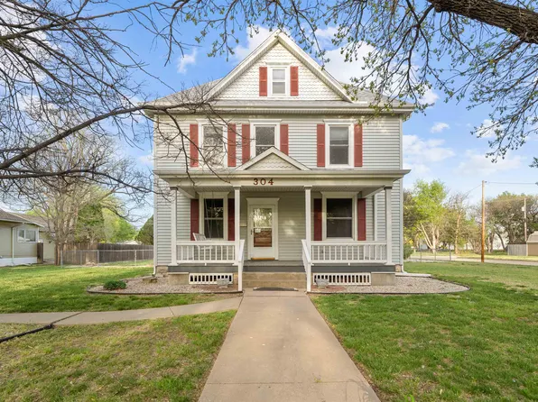304 N 1st St, Lindsborg, KS 67456