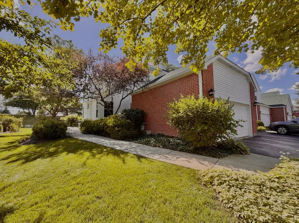 110 Pembroke Cir, Lake Bluff, IL 60044