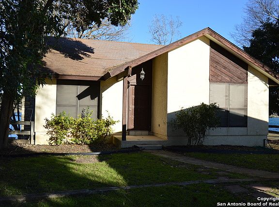 2nd image of 698 Lakeshore Dr N