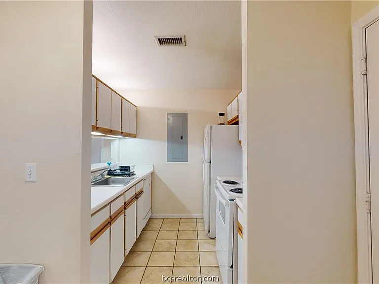 529 Sw Pkwy #102 — Photo 8