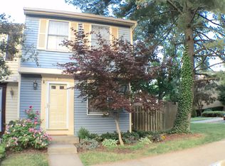 8285 Crestmont Cir, Springfield, VA 22153