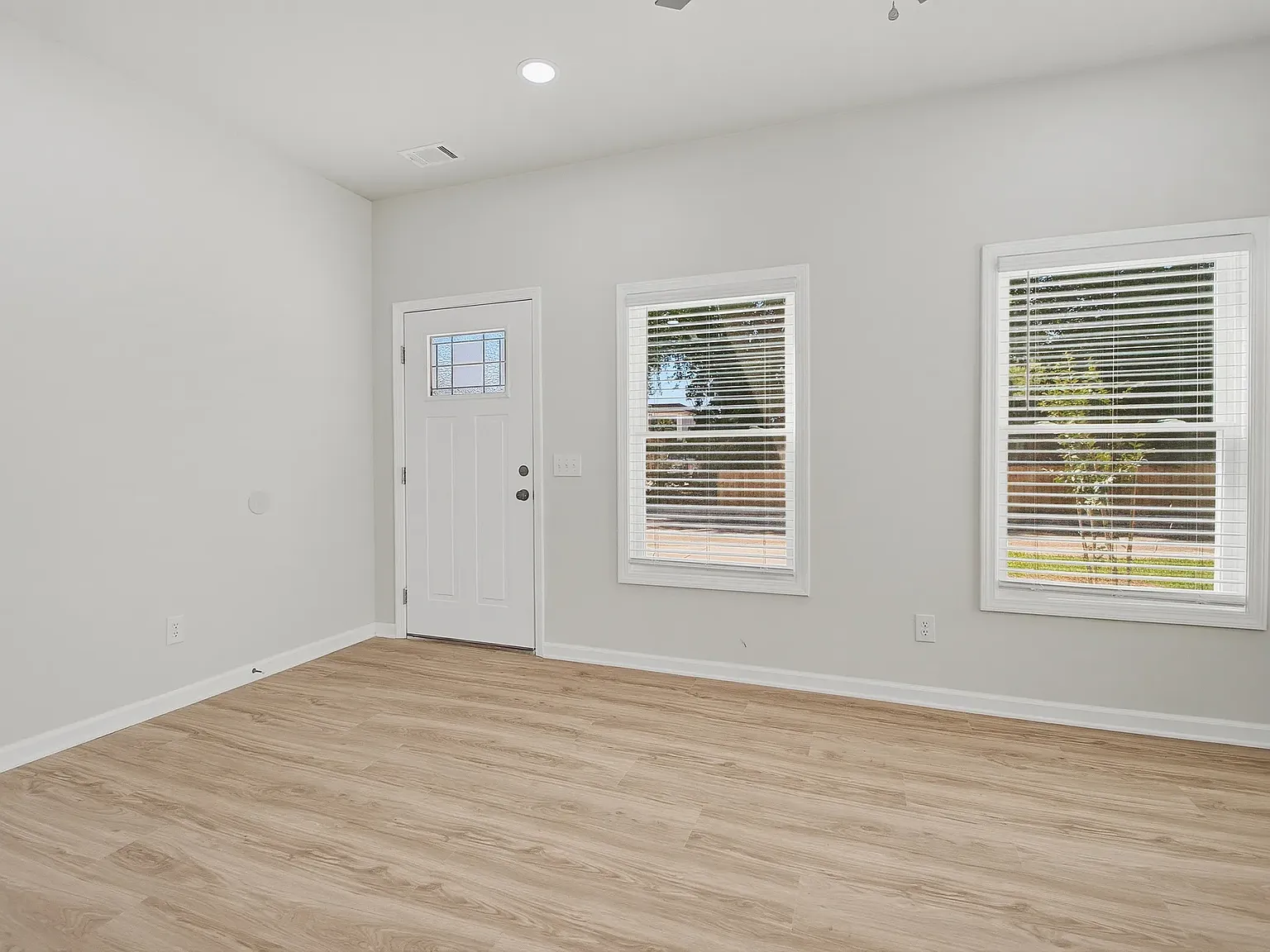 3 bed, 1040 sqft, $2,500 — Photo 2