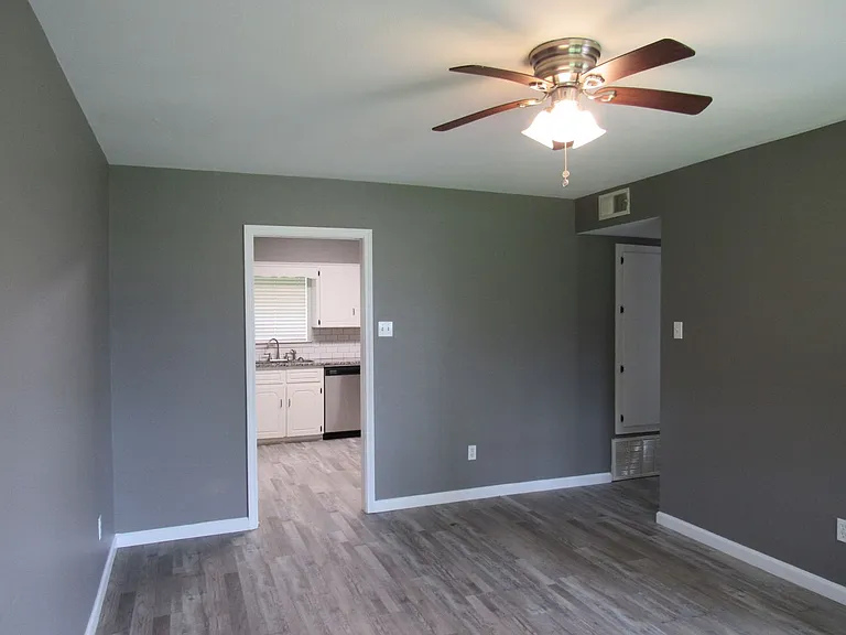 415 Waymack Dr — Photo 4
