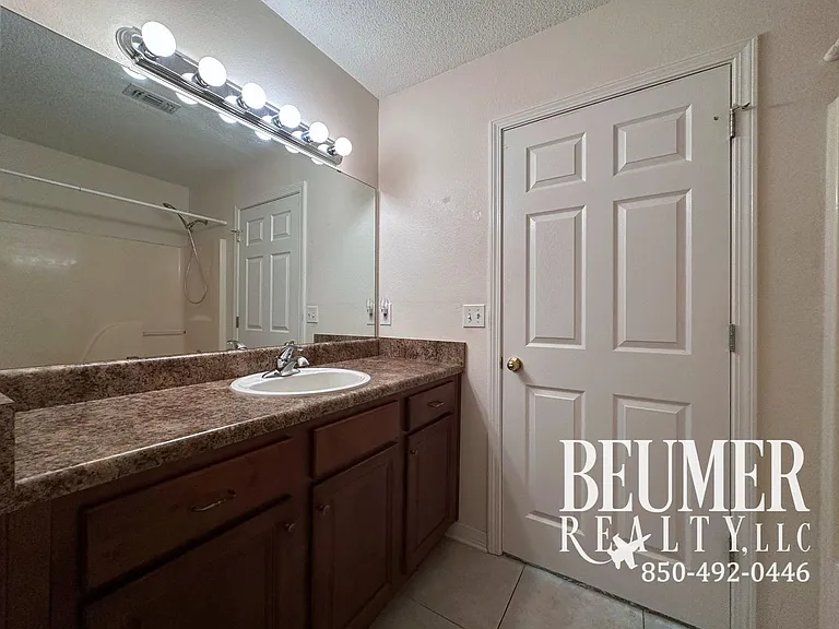136 Carrier Dr — Photo 12