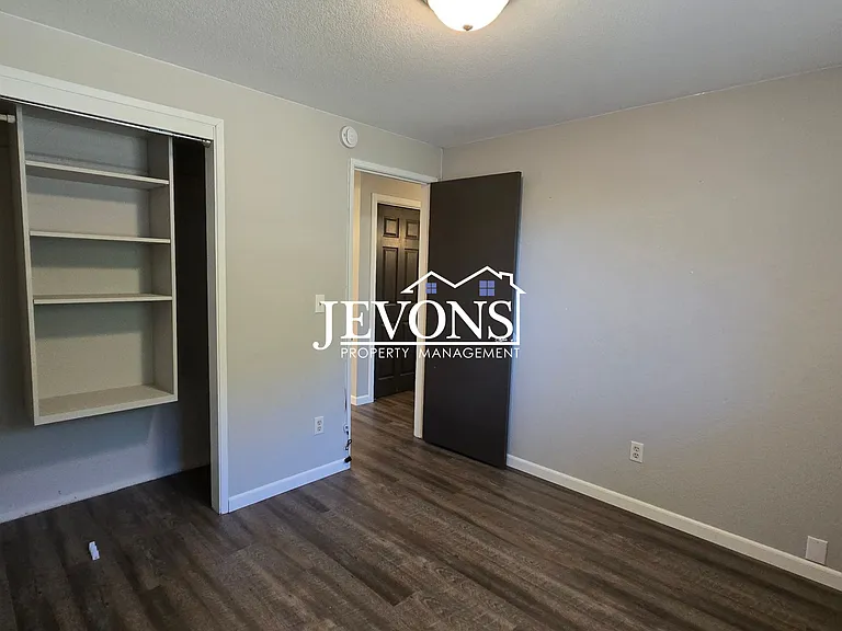 803 S 68th Ave — Photo 7