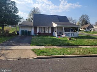 19 Camellia Rd, Levittown, PA