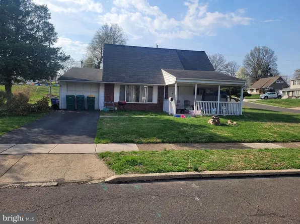 19 Camellia Rd, Levittown, PA 19057