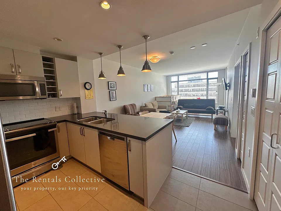 215 W 1st St #204