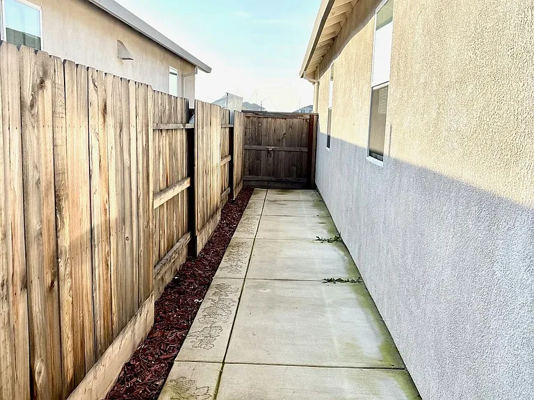 10424 Skynyrd Way — Photo 29