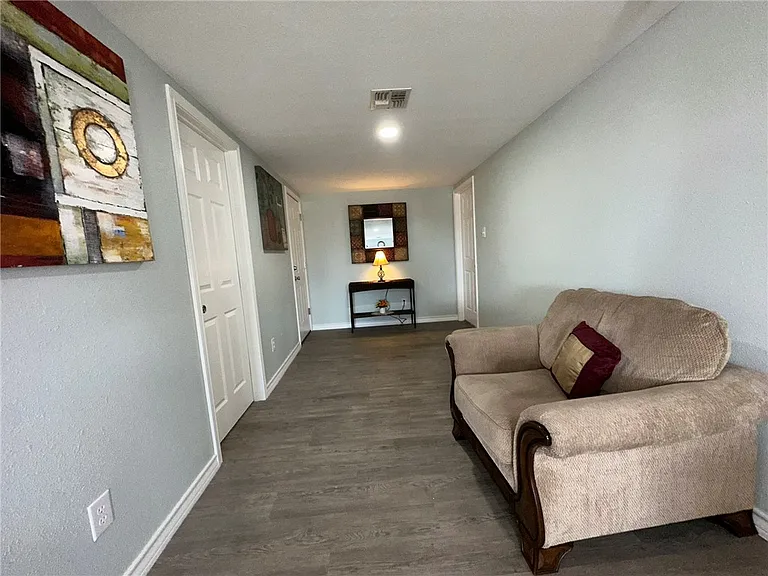 201 Volpe Cir — Photo 5