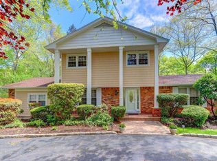 7 Blossom St, Dix Hills, NY