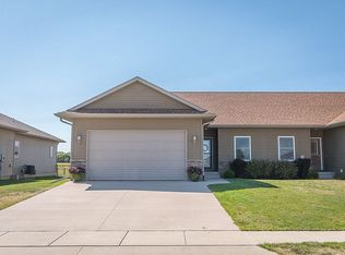 211 Oak Ridge Ave, Hills, IA 52235