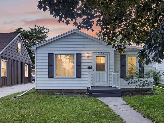 2nd image of 2304 James BOULEVARD