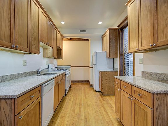 4th image of 845 W Sheridan Rd APT 3