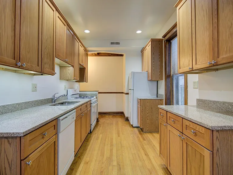 845 W Sheridan Rd #3 — Photo 4