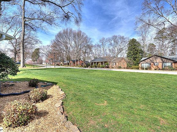 3rd image of 206 Stone Ridge Rd