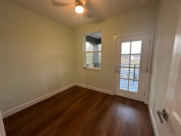 1614 Selma Ave — Photo 2