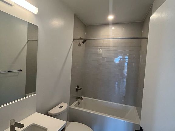 4th image of 319 Jarvis St #Penthouse 03