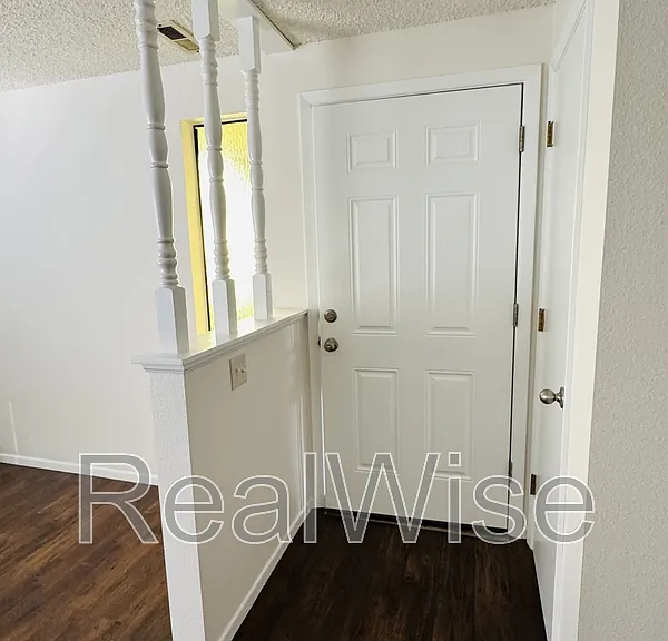 4278 Meadowbrook Ct NE — Photo 4